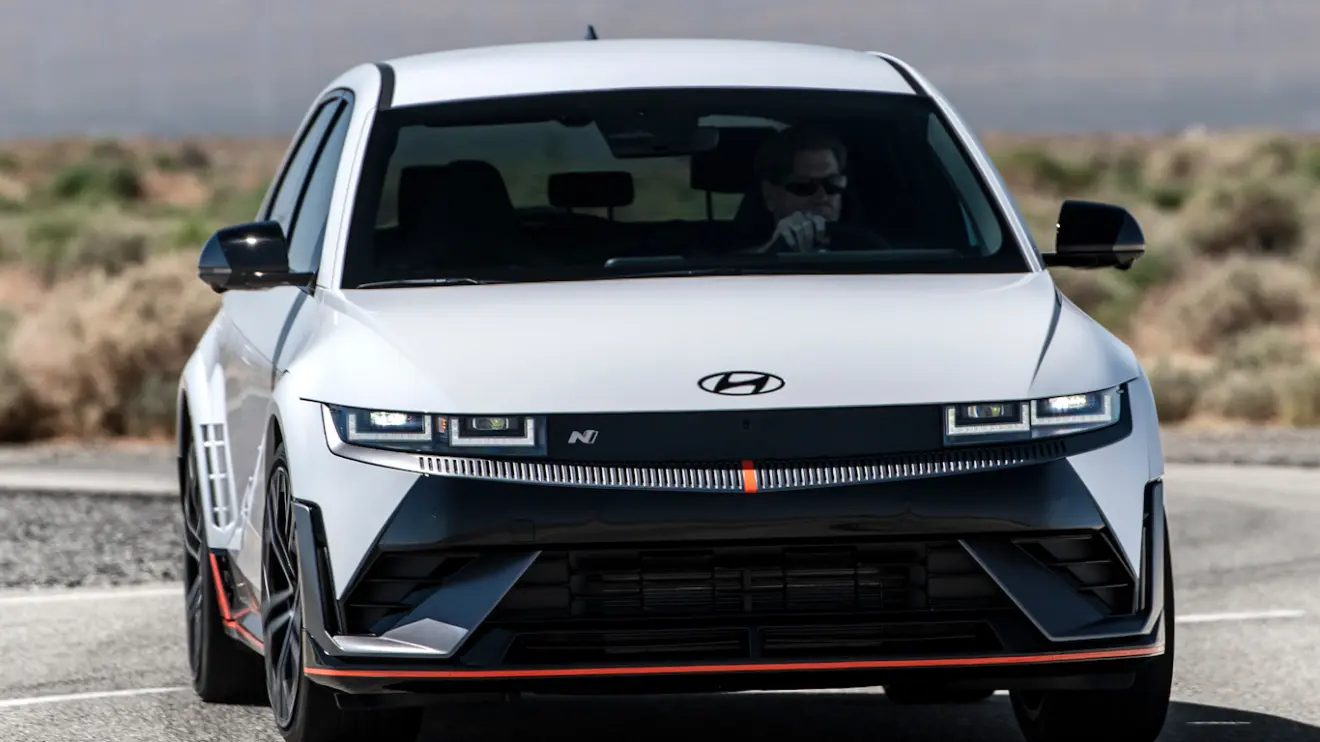 dianteira do Hyundai Ioniq 5 N com iluminação acesa