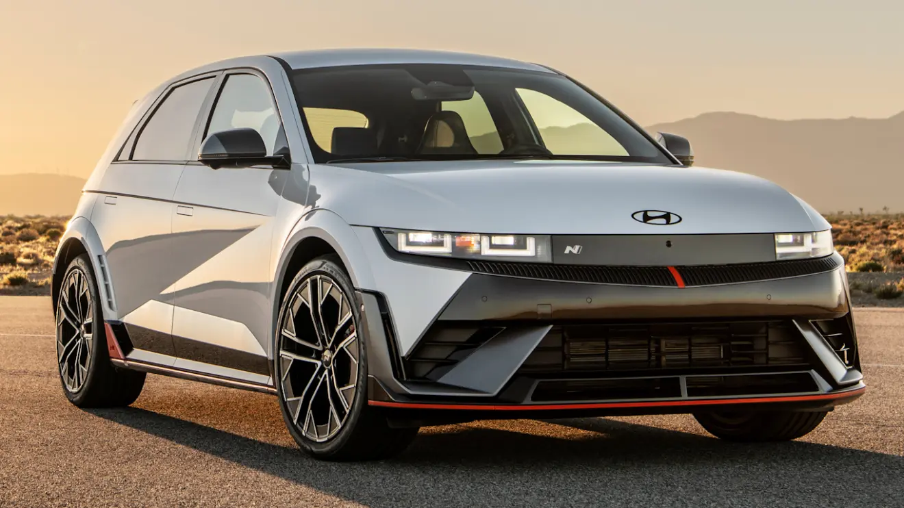 Hyundai Ioniq 5 N branco visto de frente e com iluminação acesa