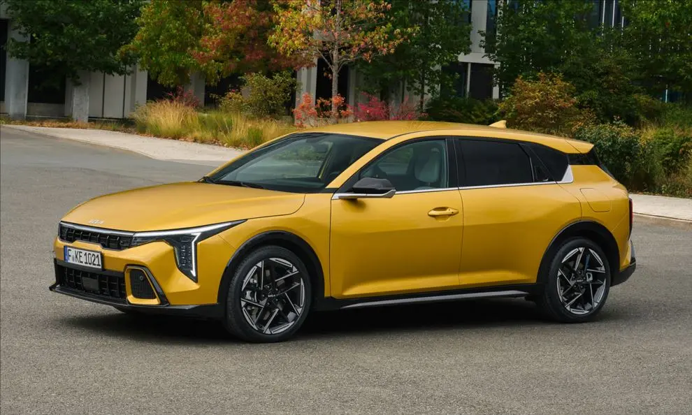 Kia K4 hatch amarelo visto de lado