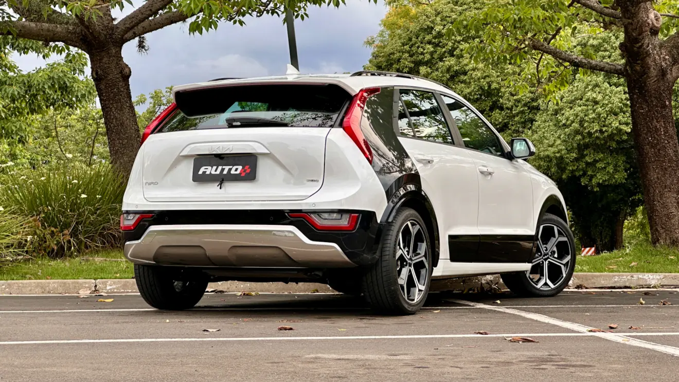 Kia Niro branco de traseira [Auto+ / João Brigato]