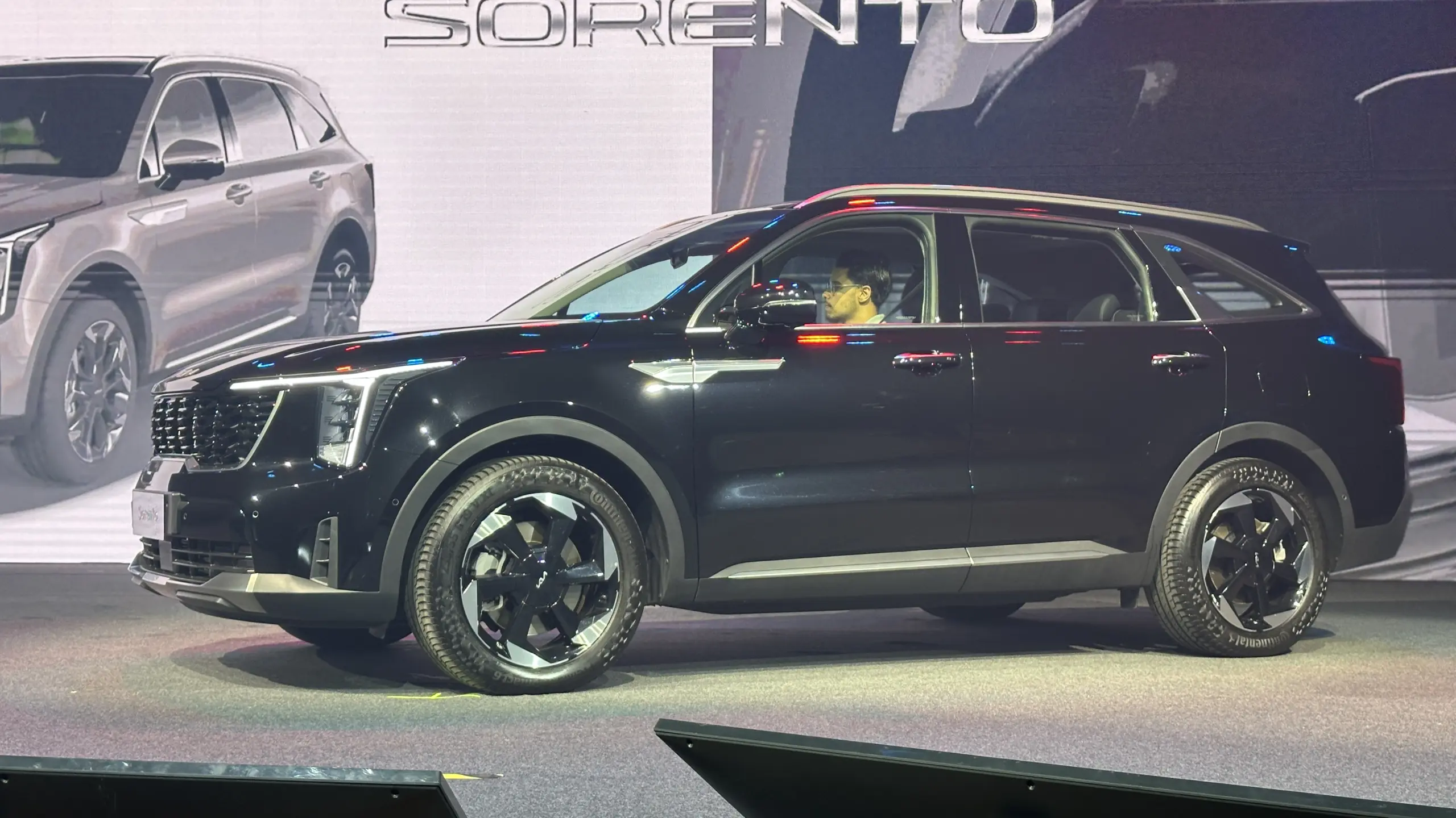 Kia Sorento preto com iluminação acesa e visto de lado