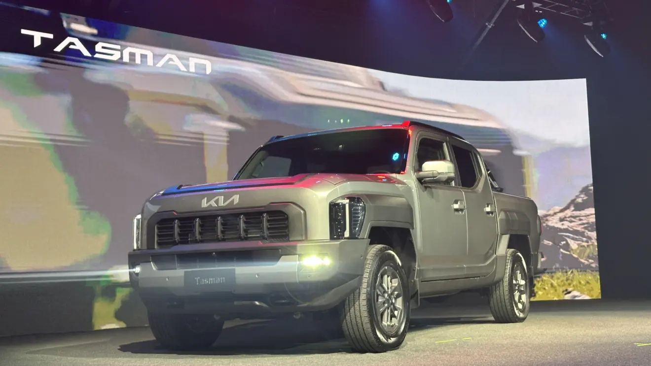 Kia Tasman cinza vista de frente e com iluminação acesa