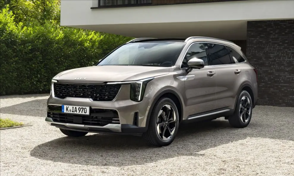 Kia Sorento prata visto de frente