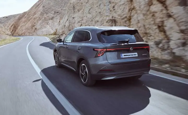 MG S5 cinza visto de trás e com lanternas acesas