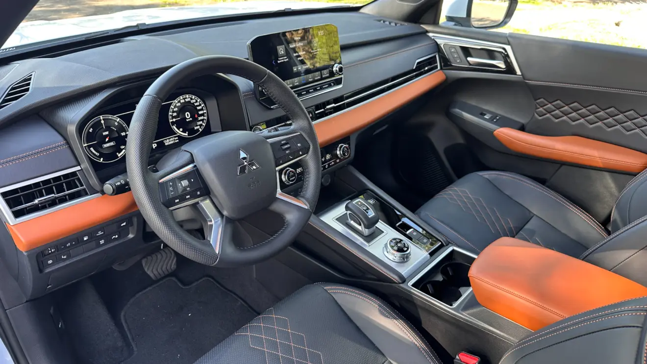 cabine Mitsubishi Outlander PHEV [Auto+ / João Brigato]