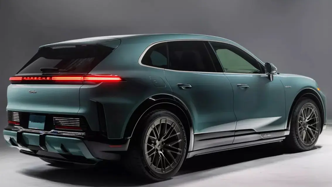 Porsche Cayenne turbo elétrico esverdeado visto de trás