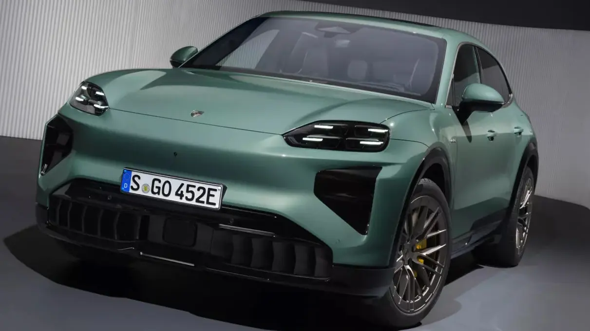 Porsche Cayenne turbo elétrico esverdeado visto de cima