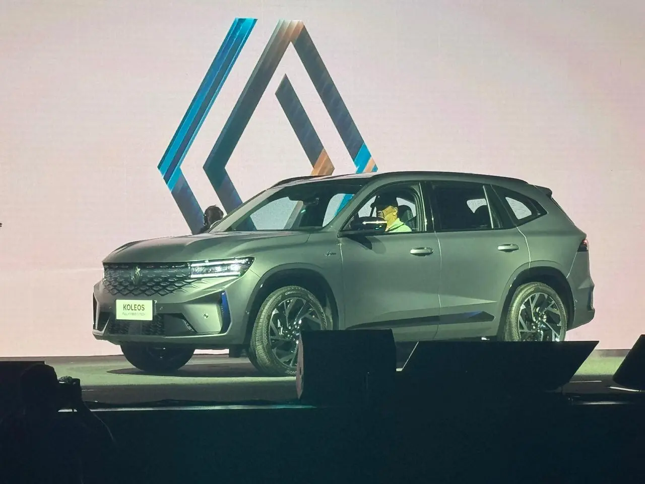 Renault Koleos cinza visto de lado