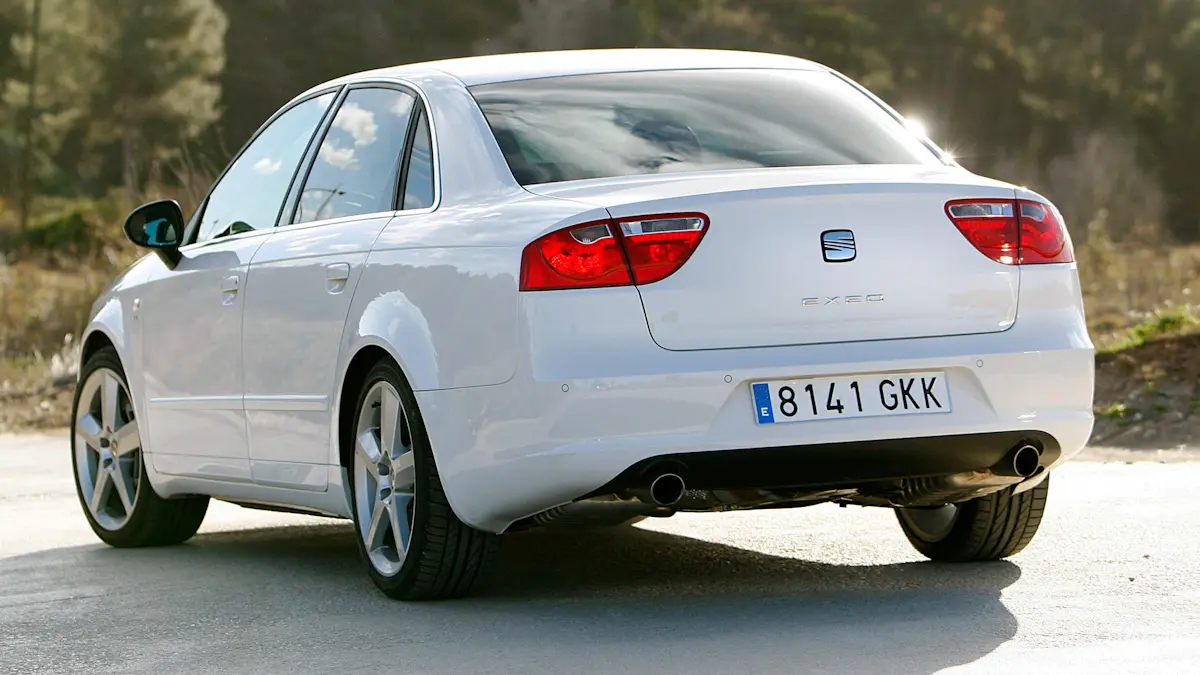 Seat Exeo branco parado de traseira