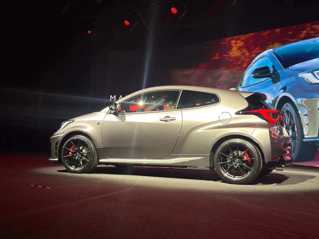 Toyota GR Yaris cinza visto de lado