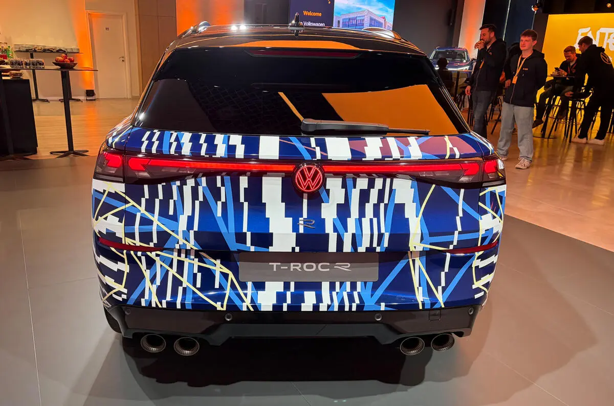 traseira camuflada de azul e branco do novo VW T-Roc R