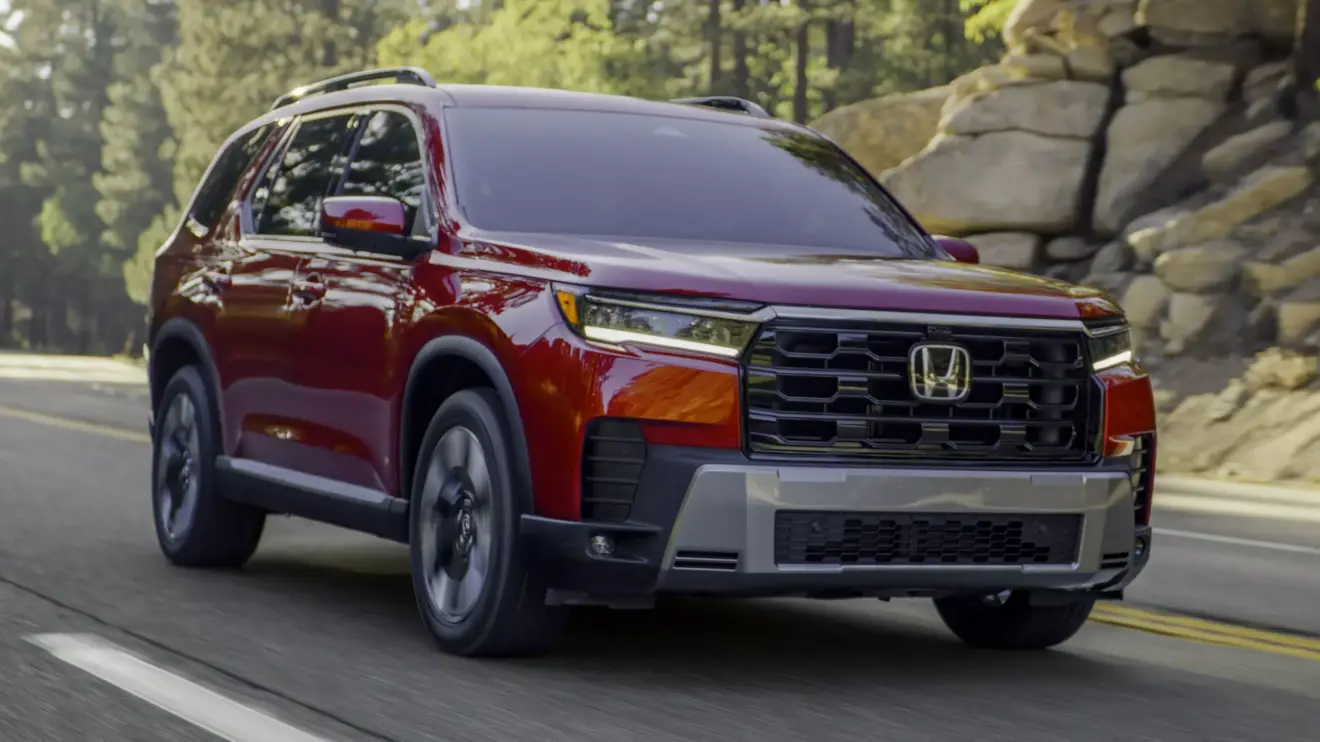Honda Pilot 2026 em movimento na cor vermelha