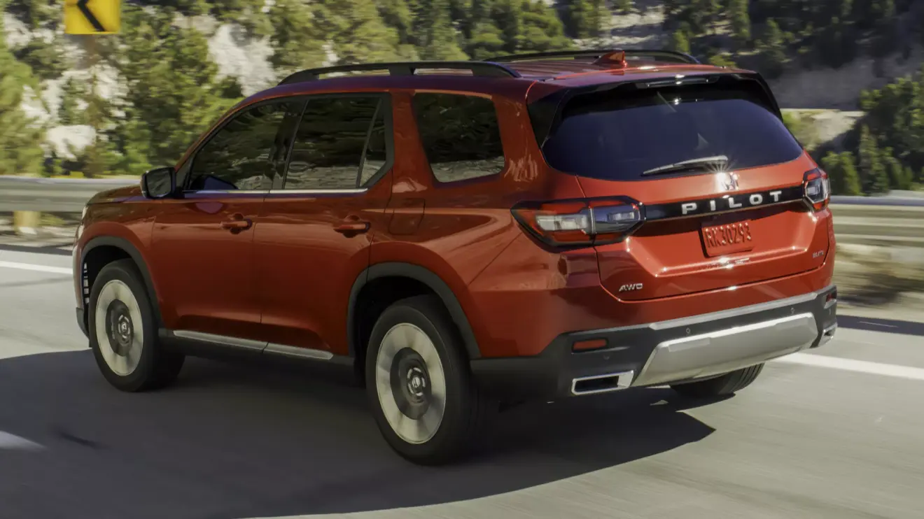 Honda Pilot 2026 em movimento na cor vermelha
