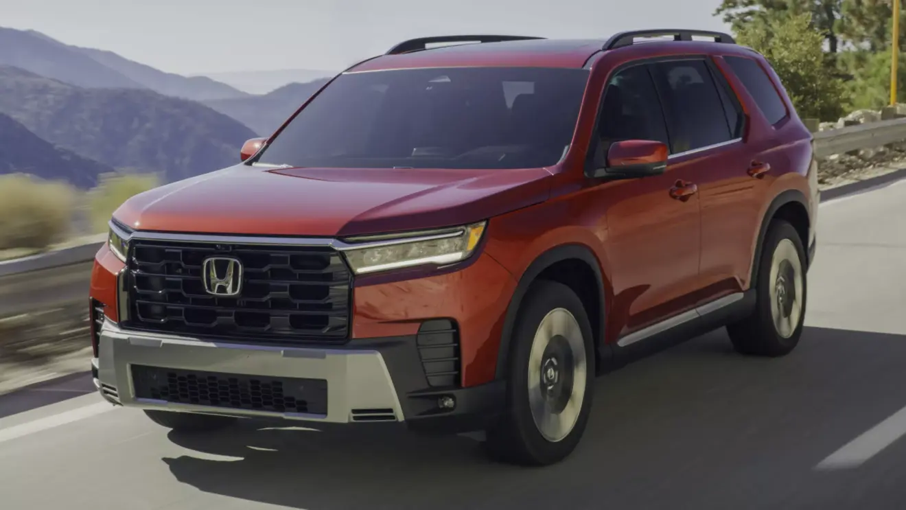 Honda Pilot 2026 em movimento na cor vermelha