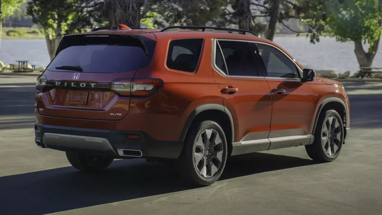 Honda Pilot 2026 em movimento na cor vermelha