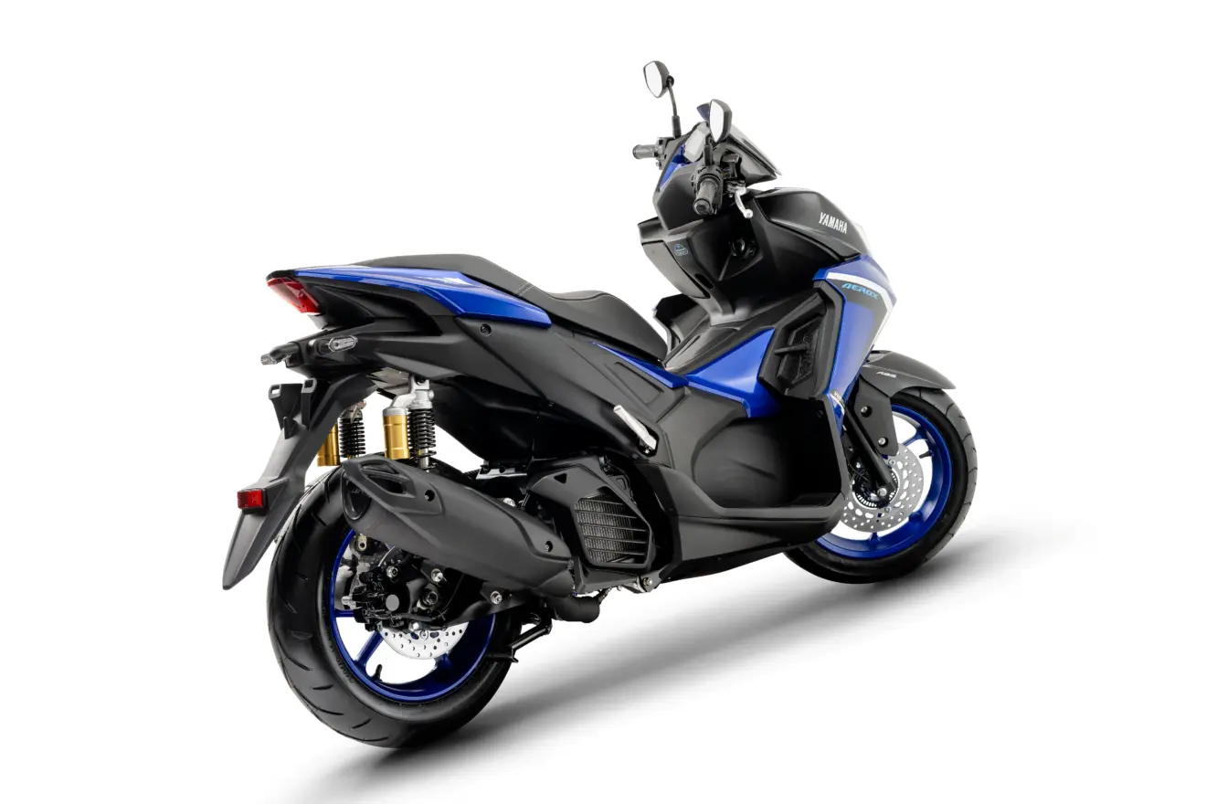 Nova Yamaha Aerox azul parada de traseira com fundo é o novo modelo do fabricante para disputar o segmento de scooters
