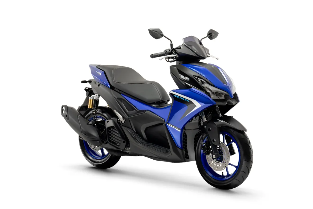 Nova Yamaha Aerox azul parada de frente com fundo é o novo modelo do fabricante para disputar o segmento de scooters