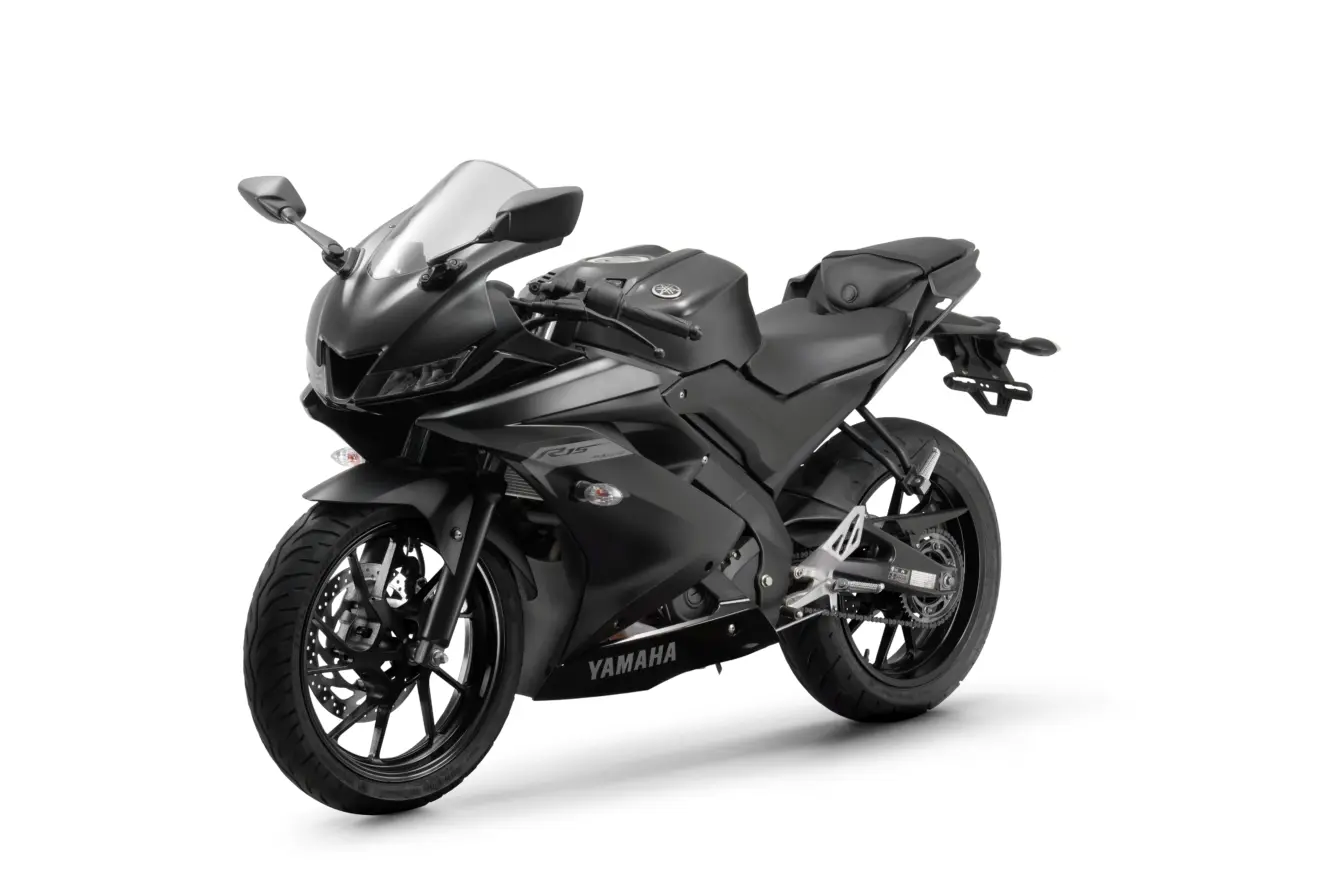 Motocicleta Yamaha R15 preta parada de frente com fundo neutro