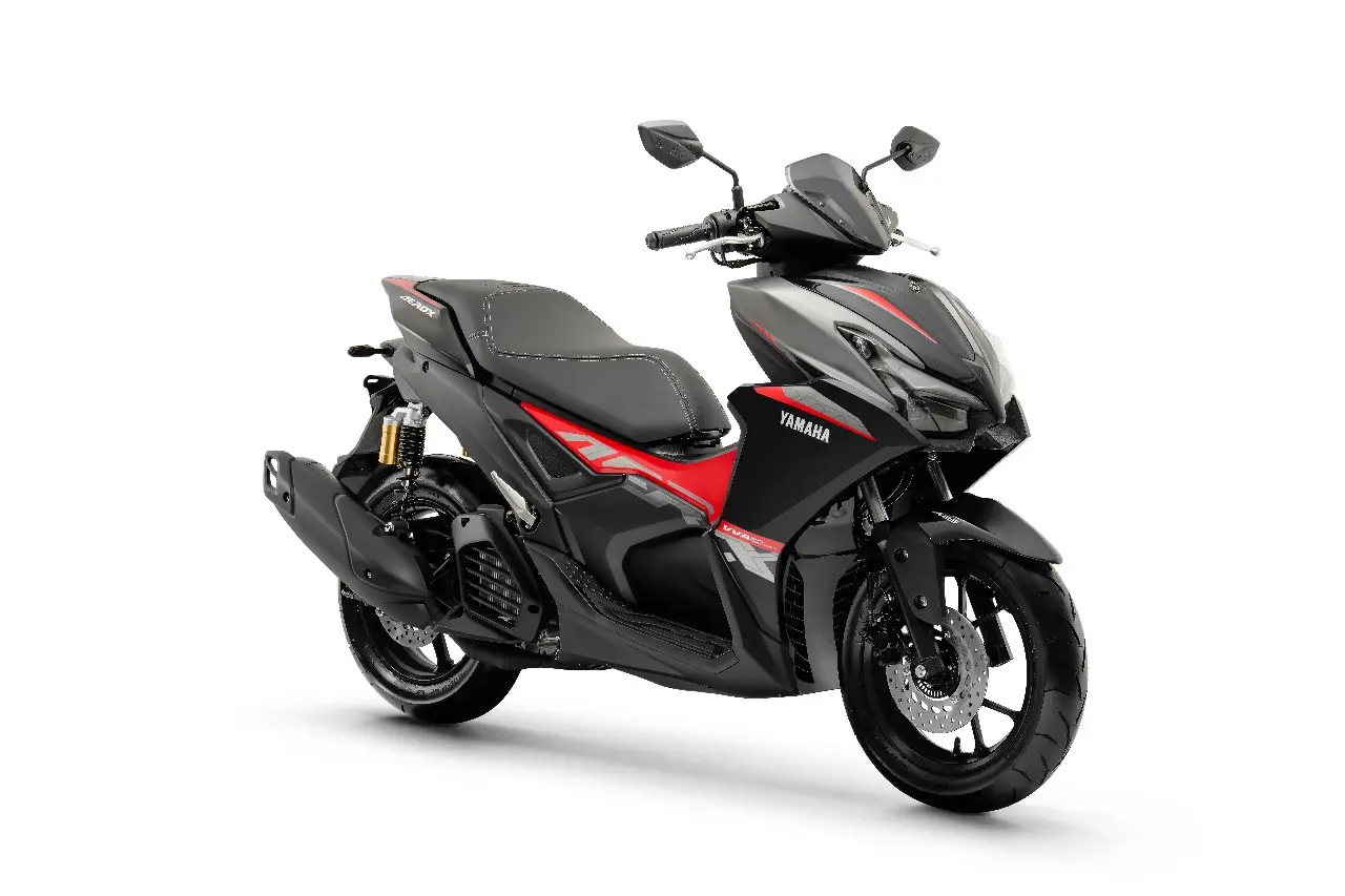 Nova Yamaha Aerox vermelha parada de frente com fundo é o novo modelo do fabricante para disputar o segmento de scooters