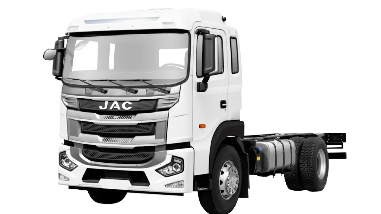 JAC Caminhões A 18.290 branco visto de lado