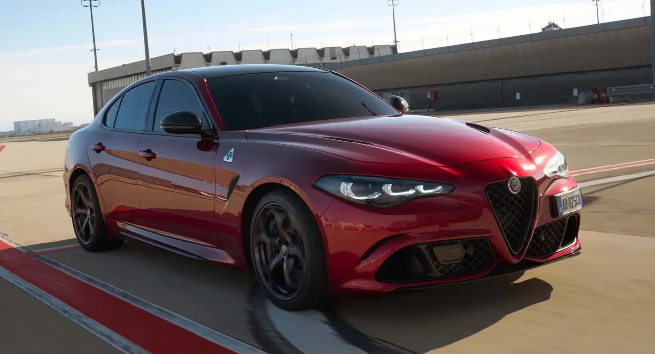 Alfa Romeo Giulia Collezione vermelho em movimento de frente