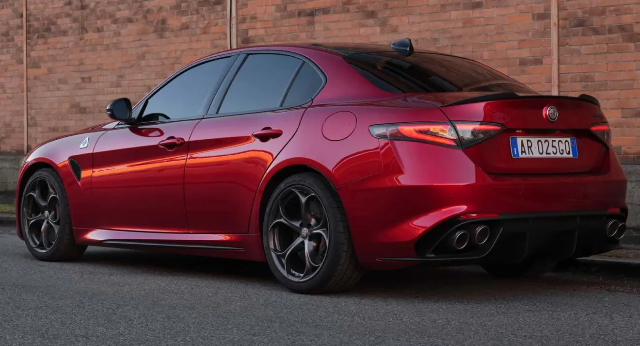 Alfa Romeo Giulia Collezione vermelho parado de traseira