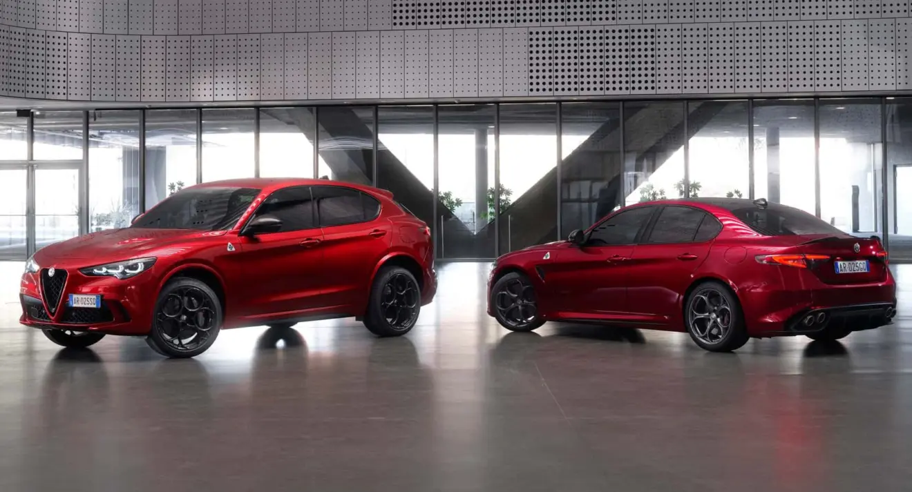 Alfa Romeo Giulia e Stelvio vermelho parados de frente e traseira