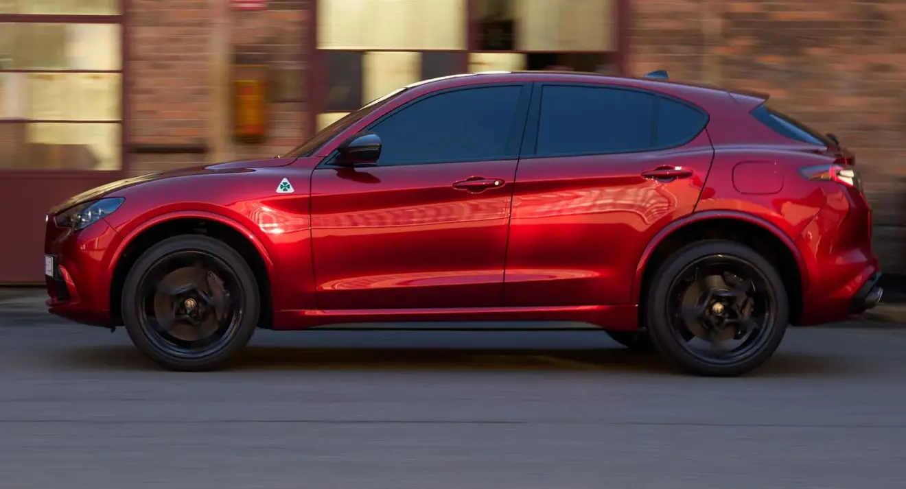 Alfa Romeo Stelvio vermelho em movimento de lateral