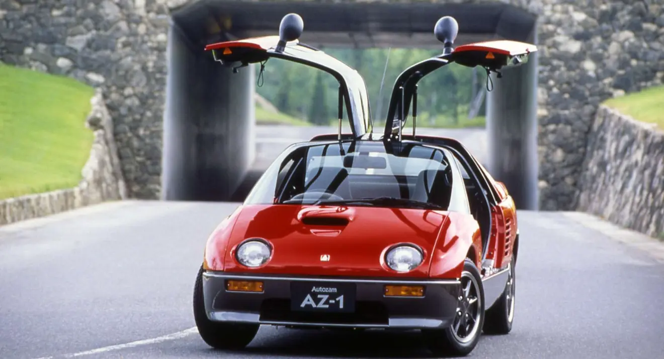 Autozam AZ-1 vermelho parado de frente foi um carro com portas diferentes