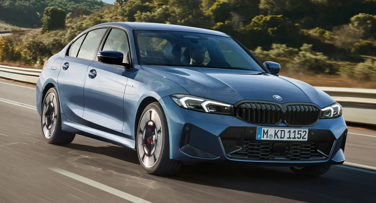 BMW 330e M Sport azul em movimento na estrada é um dos carros com nome alfanumérico