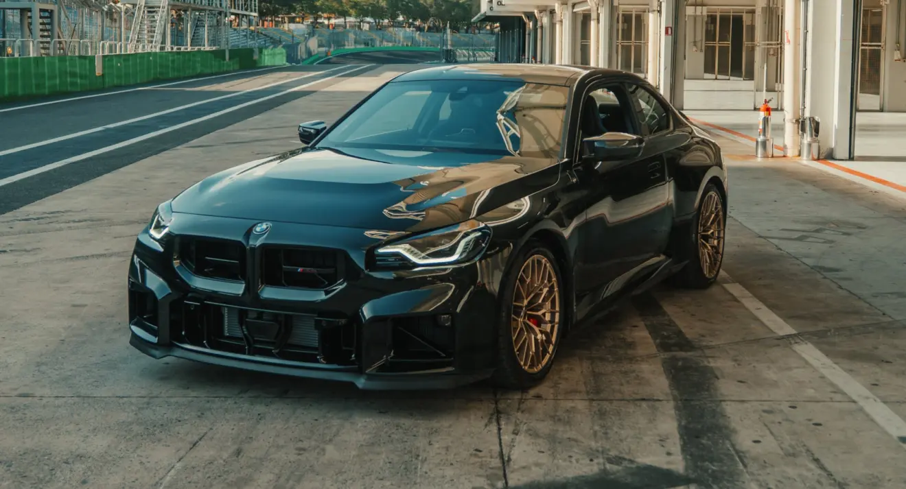 BMW M2 CS preto parado de frente nos boxes do Autódromo de Interlagos (SP)