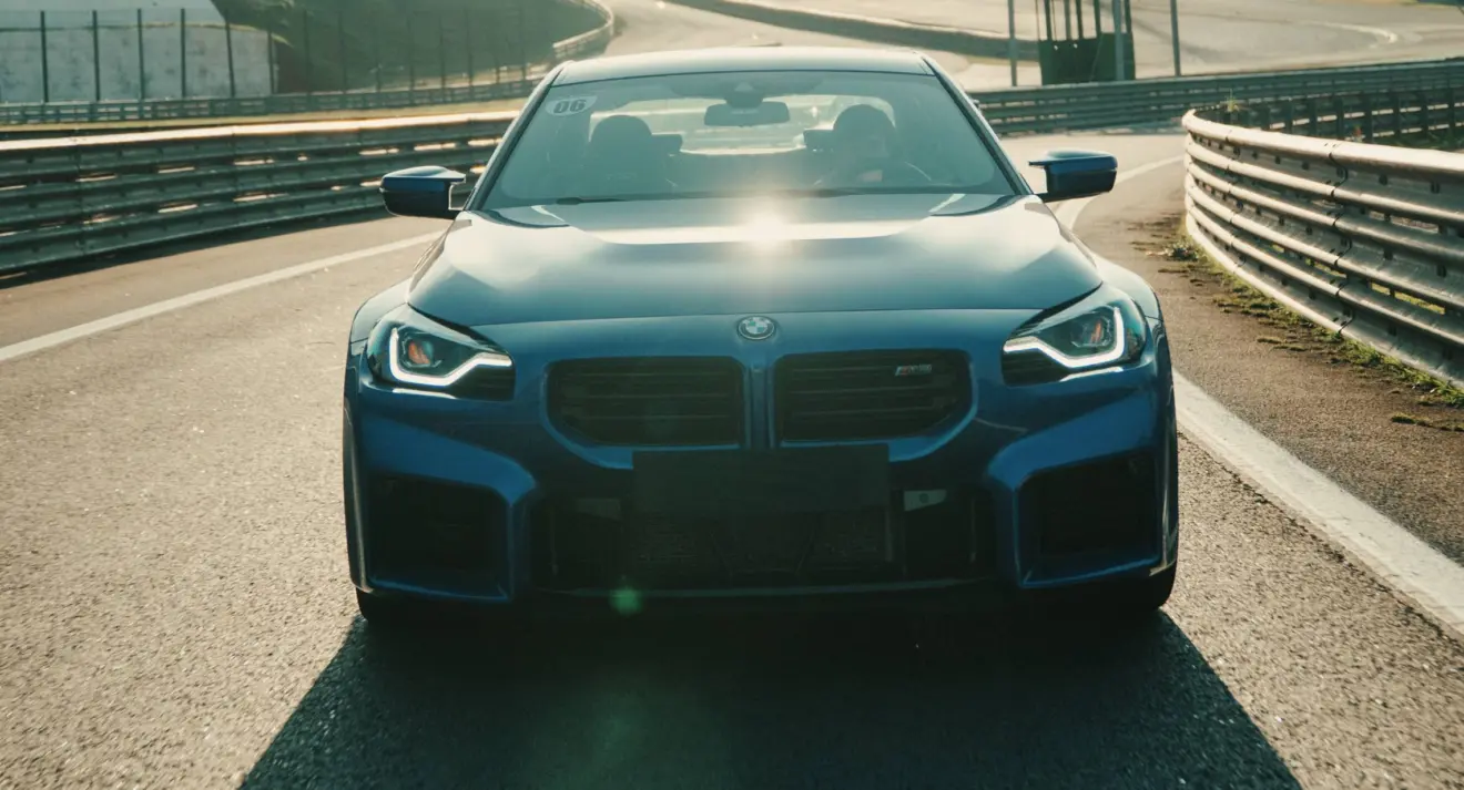 BMW M2 CS de frente saindo dos boxes do Autódromo de Interlagos (SP)