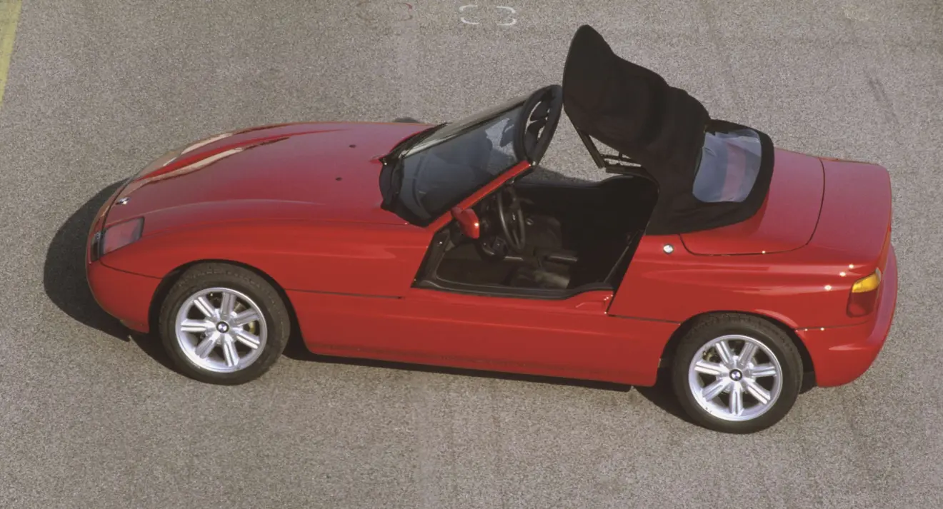 BMW Z1 vermelho de lateral com a capota aberta
