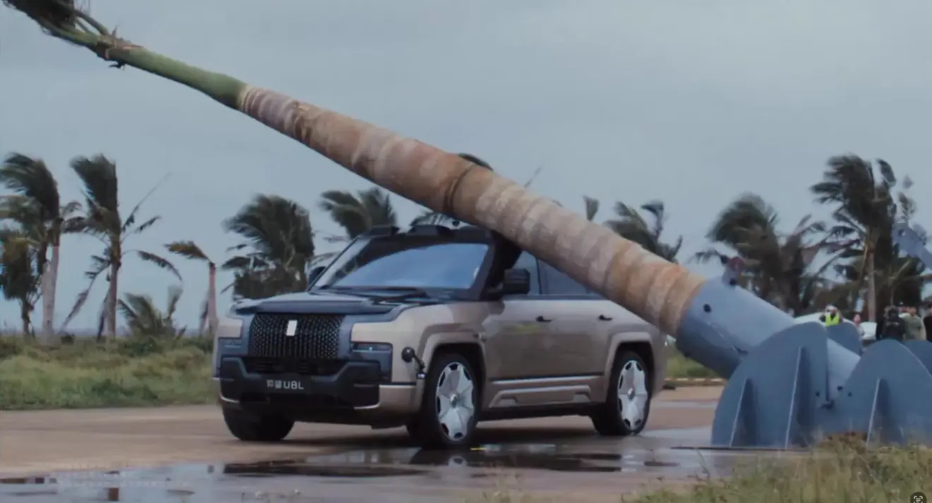 BYD YangWang de frente foi submetido ao teste de queda de uma palmeira real