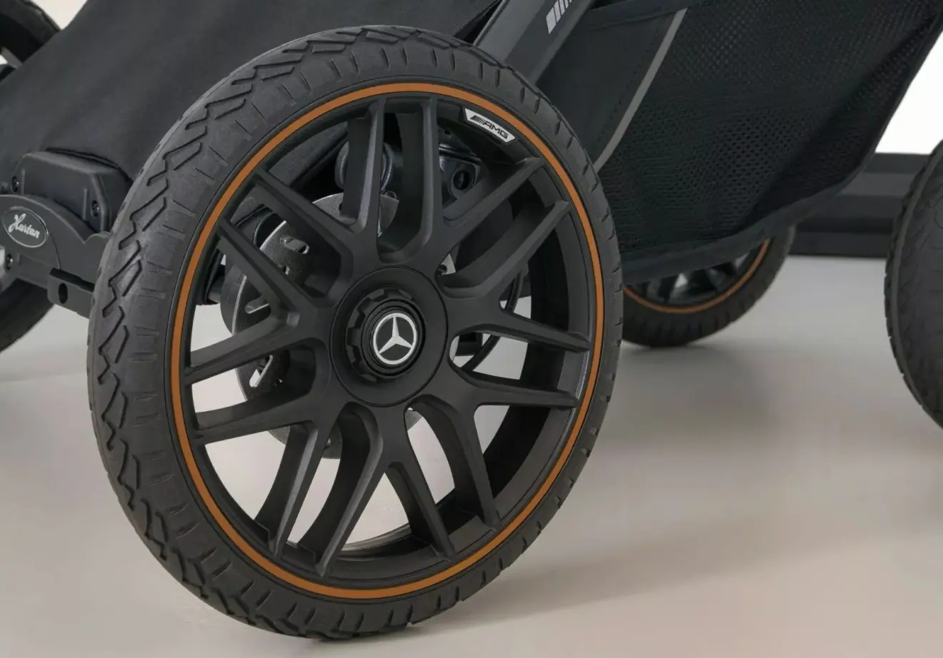 Roda do carrinho de bebê da Mercedes-Benz criado em parceria com a especialista Hartan