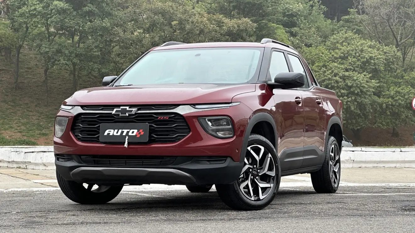 Chevrolet Montana RS vermelha parada de frente