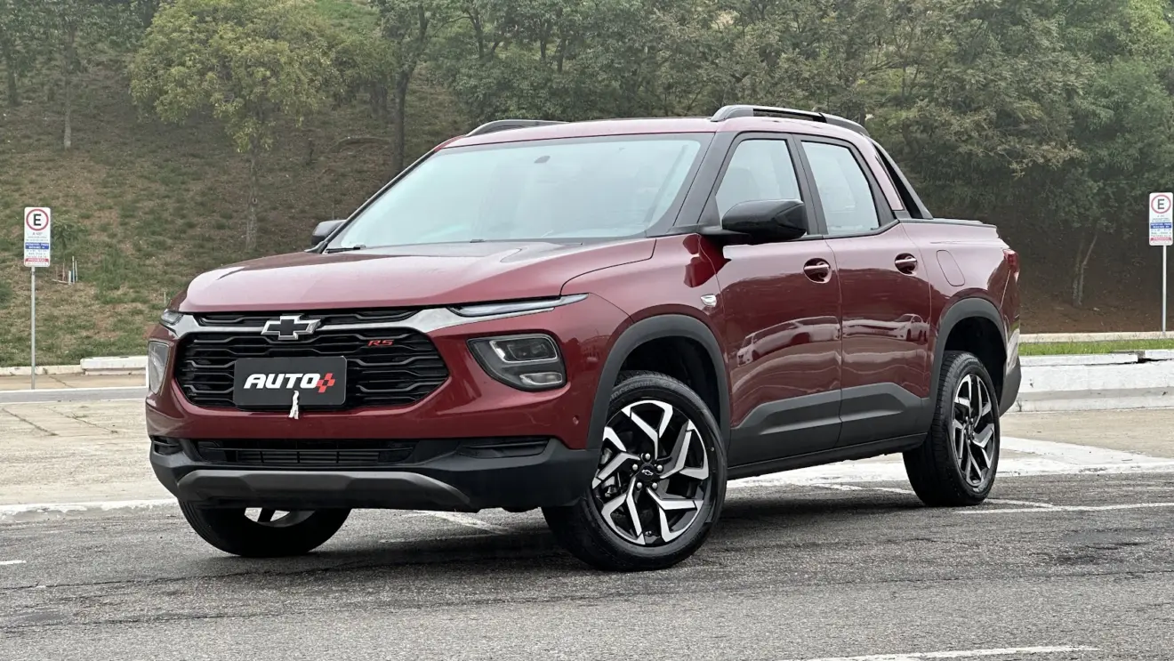Chevrolet Montana RS vermelha parada de frente