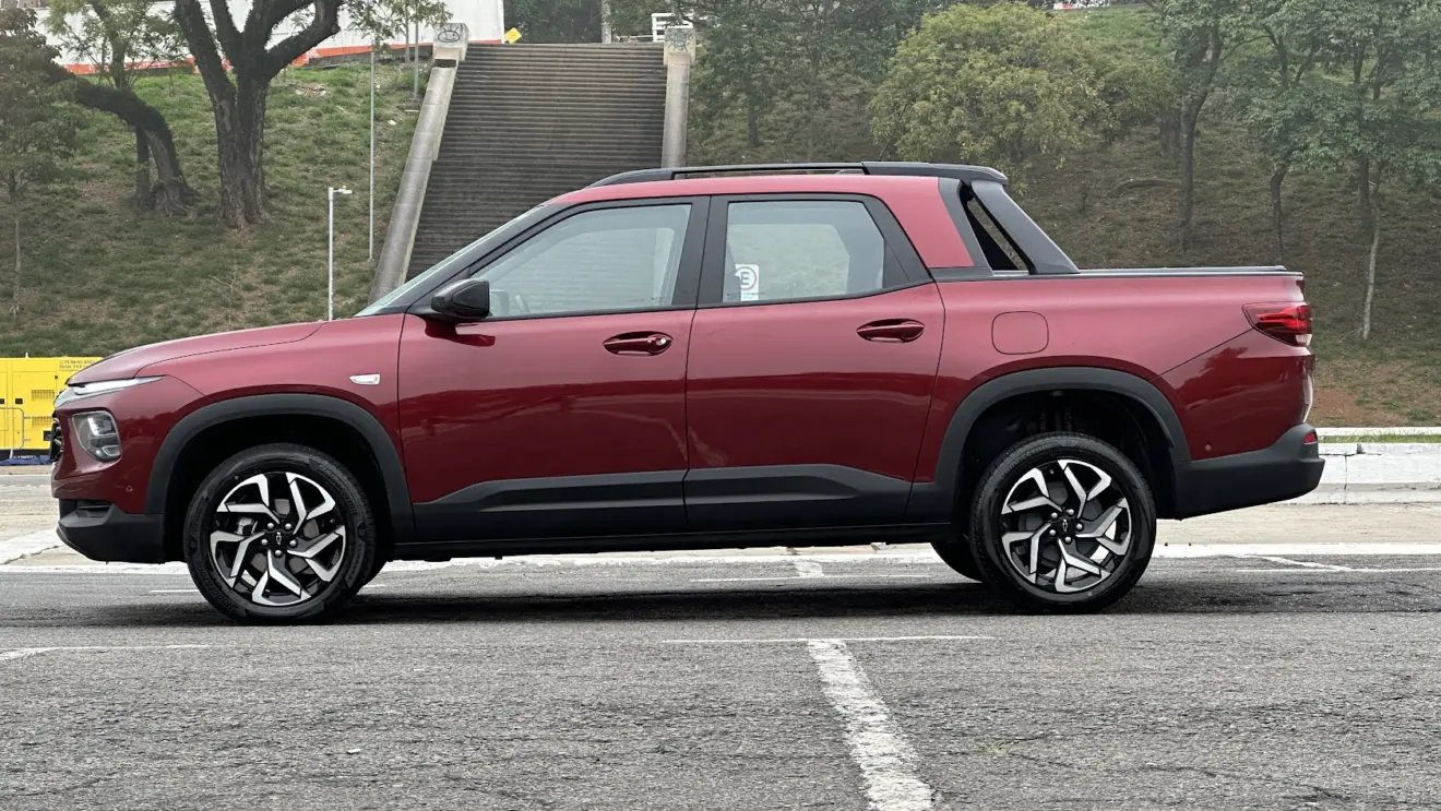 Caminhonete Chevrolet Montana RS parada de lateral