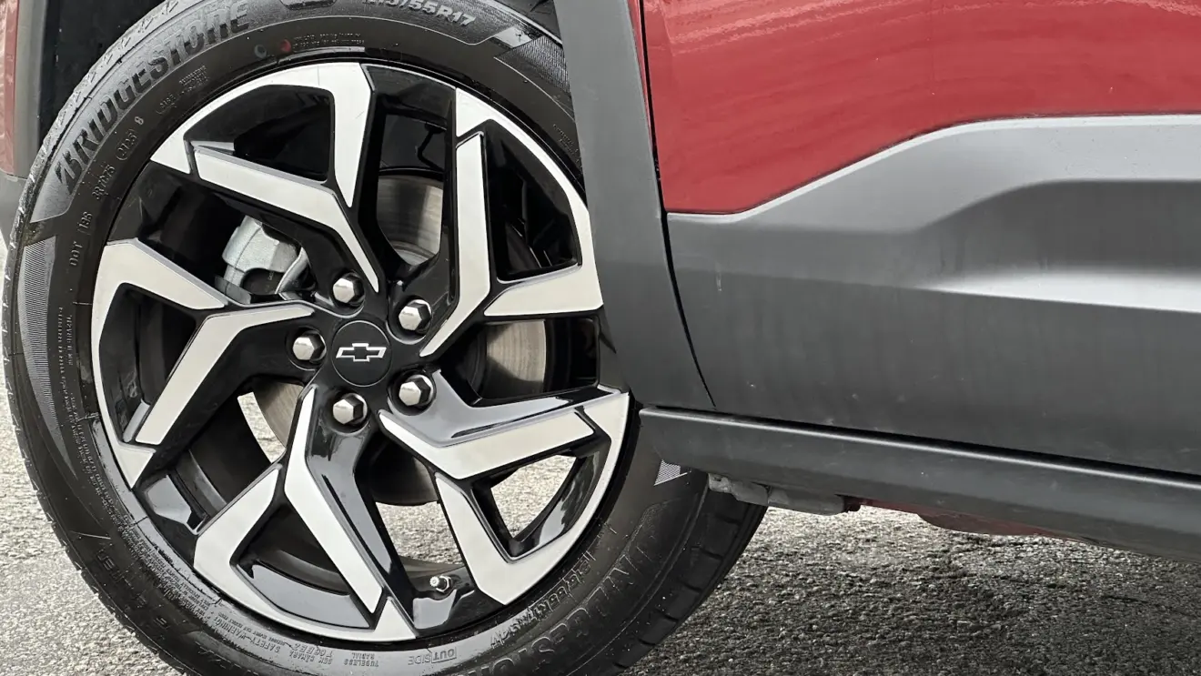 Roda de 17 polegadas da caminhonete Chevrolet Montana RS 