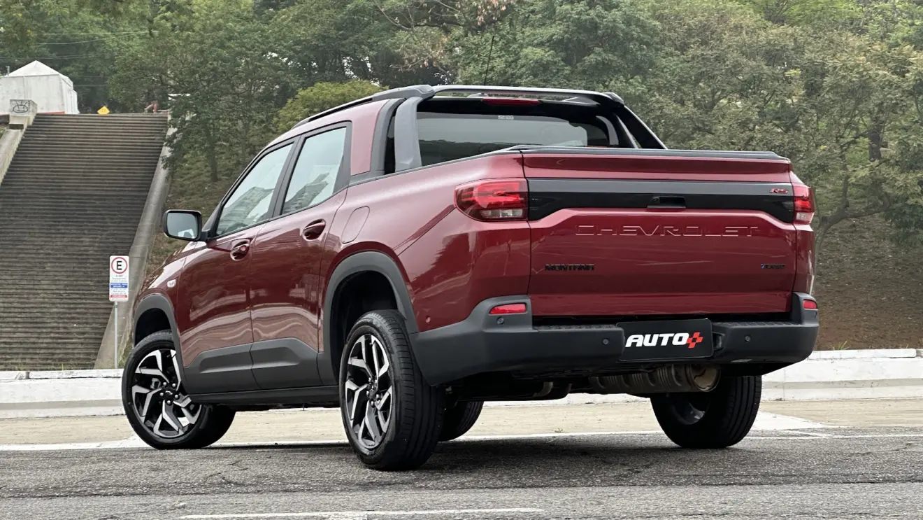 Chevrolet Montana RS vermelha parada de traseira