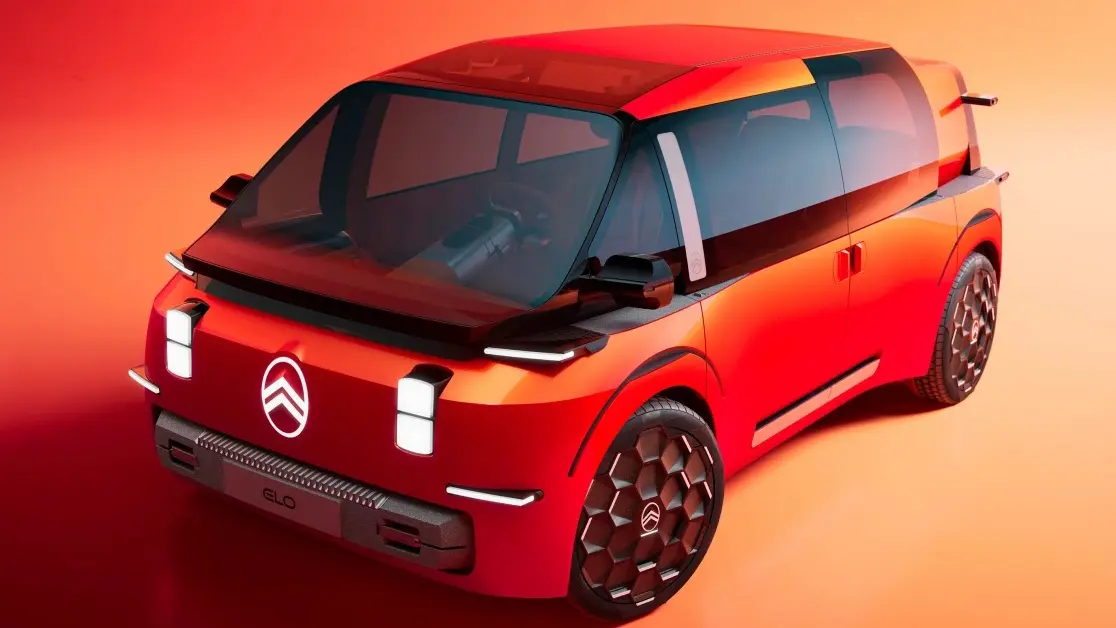 Citroën Elo laranja visto de frente e com iluminação acesa