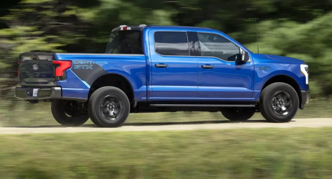 Caminhonete Ford F-150 Lightning azul em movimento de lateral no off-road
