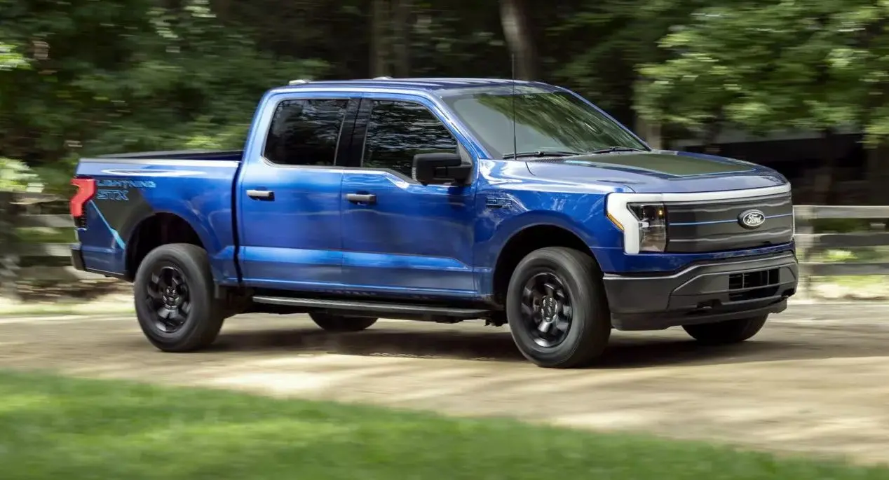 Caminhonete Ford F-150 Lightning azul em movimento de dianteira no off-road