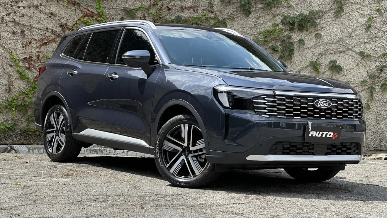 SUV Ford Territory Titanium parado de frente com muro de cimento ao fundo