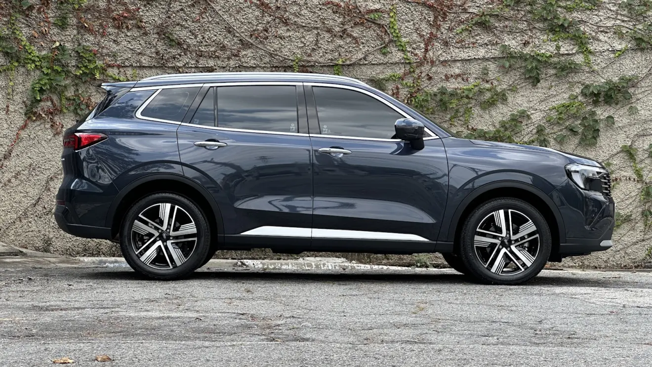 SUV Ford Territory Titanium parado de lateral com muro de cimento ao fundo