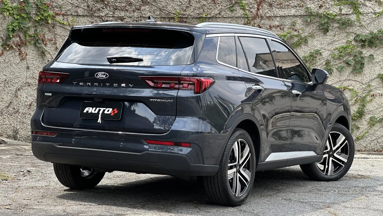 SUV Ford Territory Titanium parado de traseira com muro de cimento ao fundo