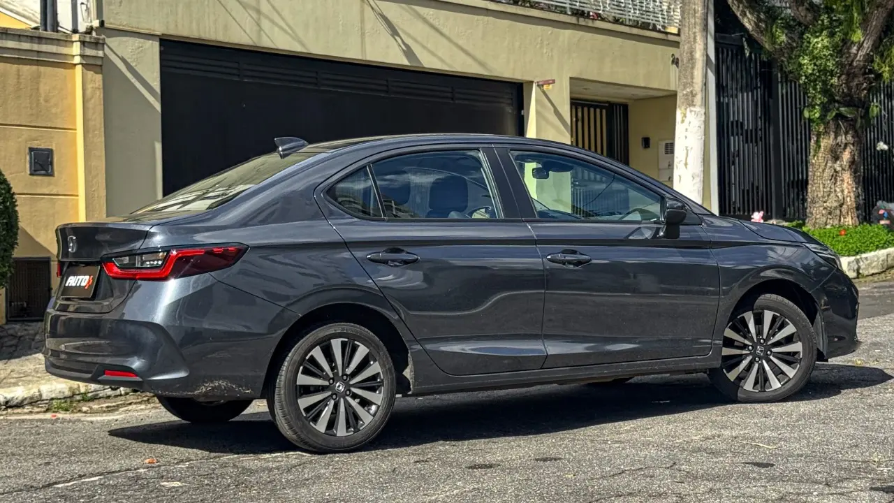 Honda City Sedã EX estático na cor cinza