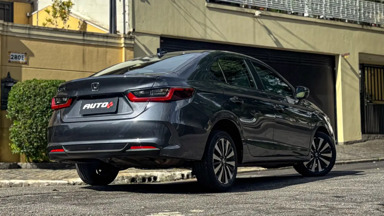 Honda City Sedã EX estático na cor cinza