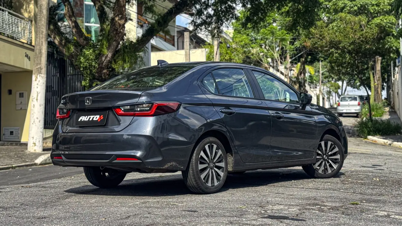 Honda City Sedã EX estático na cor cinza