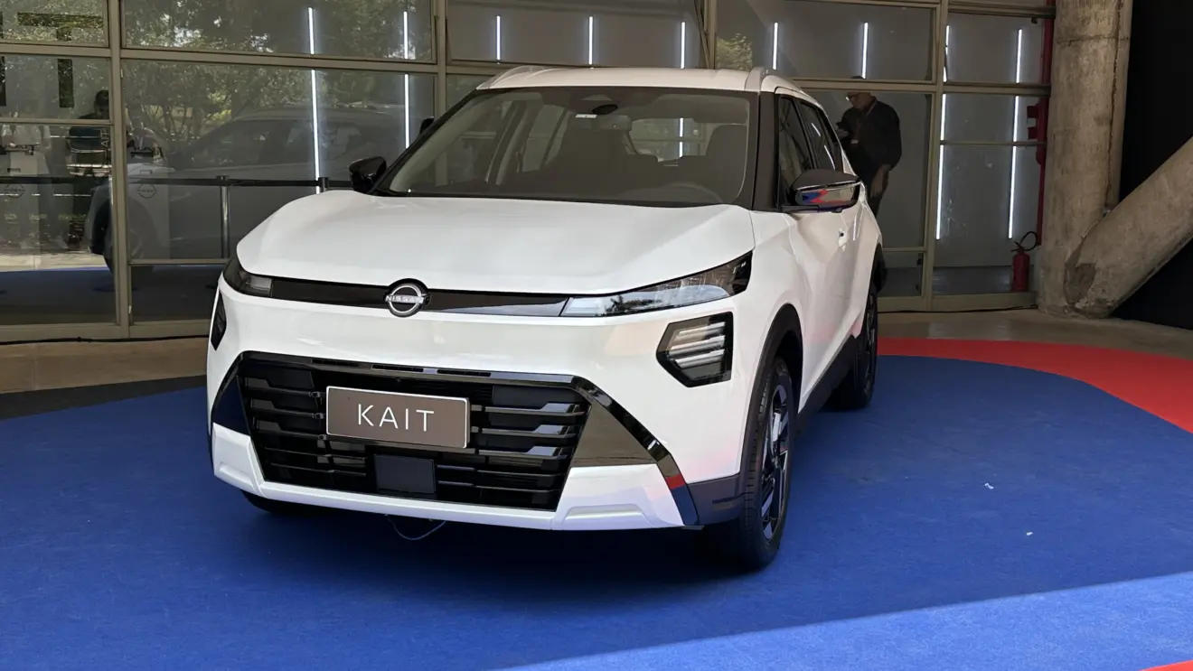 Nissan Kait estático branco de frente
